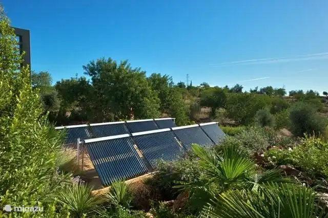 Parc solaire construit dans un jardin adjacent