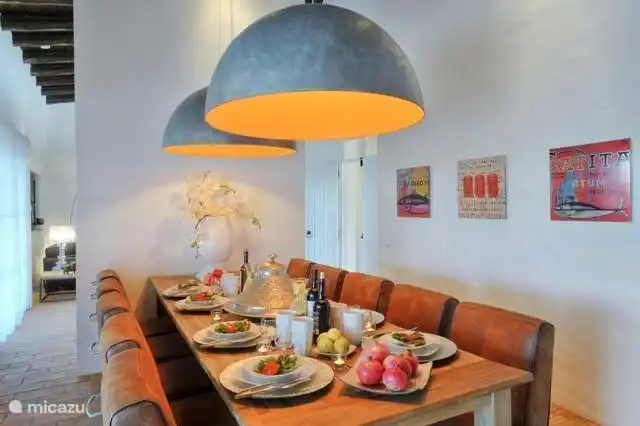 Table à manger spacieuse située au centre.