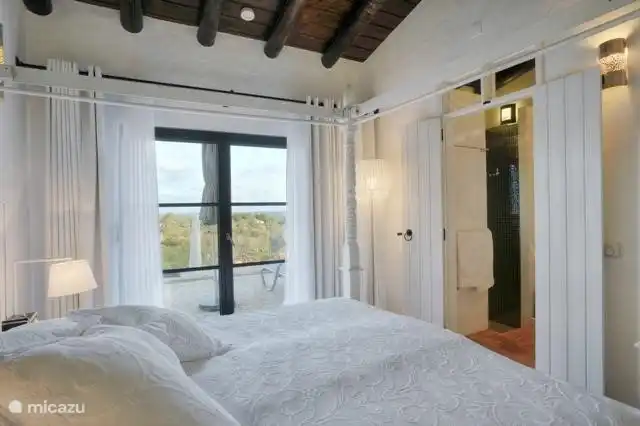 Toutes les chambres ont une salle de bain attenante et vous pouvez entrer directement dans le jardin par les portes-fenêtres.