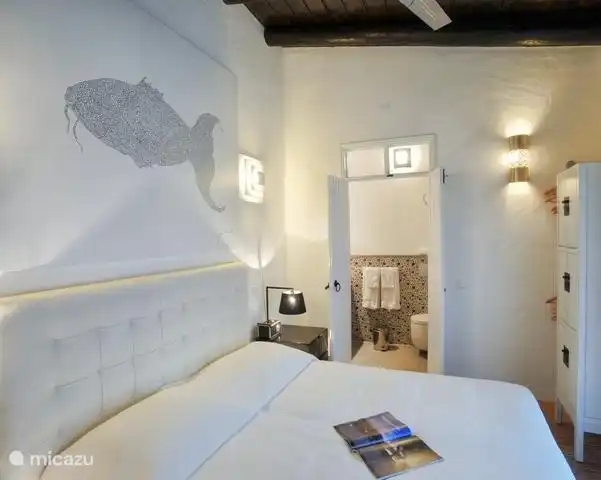 Toutes les chambres ont une salle de bain attenante et vous pouvez entrer directement dans le jardin par les portes-fenêtres.