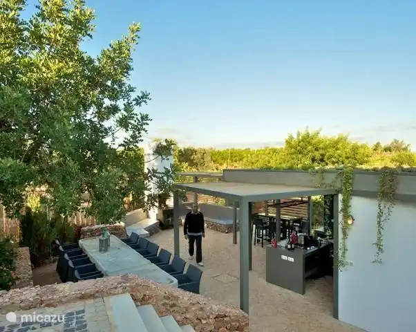 De la véranda, vous marchez directement vers la cuisine extérieure.