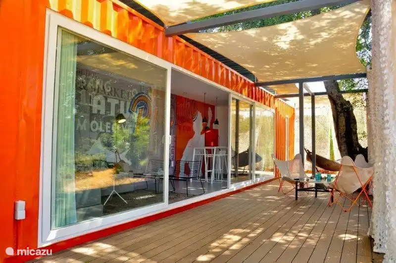 Si vous le souhaitez, vous pouvez vous asseoir à l'ombre si vous utilisez le salon du conteneur.