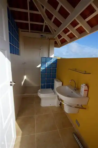 2nd bathroom with sea view
