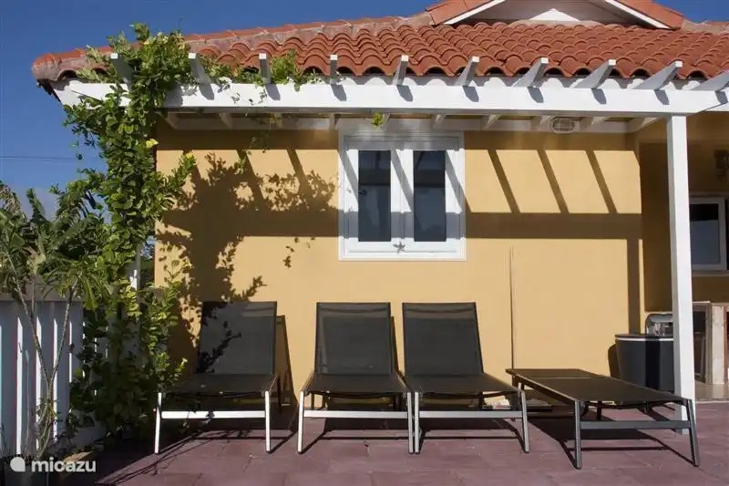 Our Villa Hopi Kontentu! Beautifully situated in the nature of Band'abou on Fountain.
Car is not included in the rental ;-)