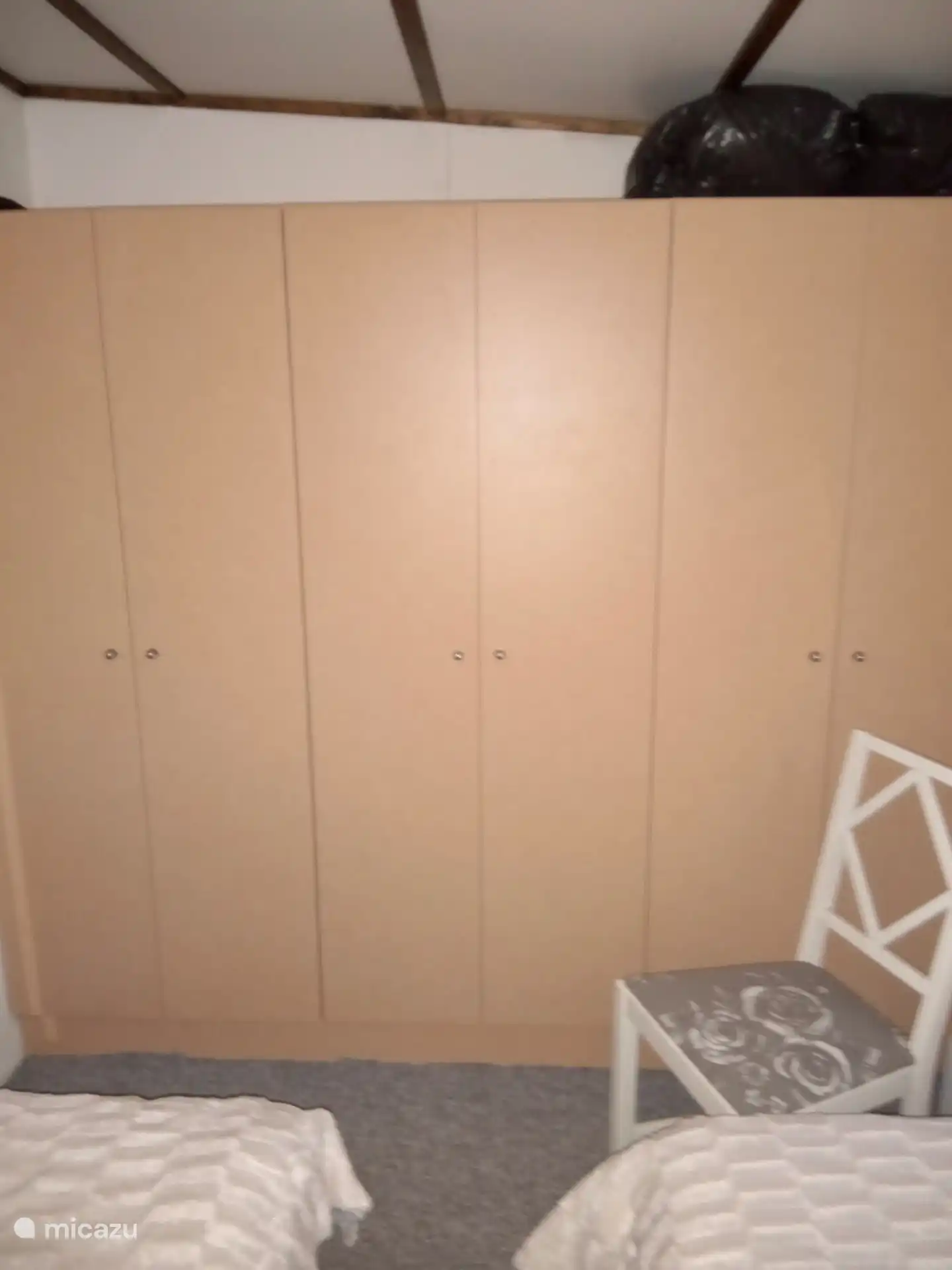 Im Schlafzimmer Schrank mit Hänge- und Ablageflächen. Zusätzliche Decken für die kalten Nächte. 