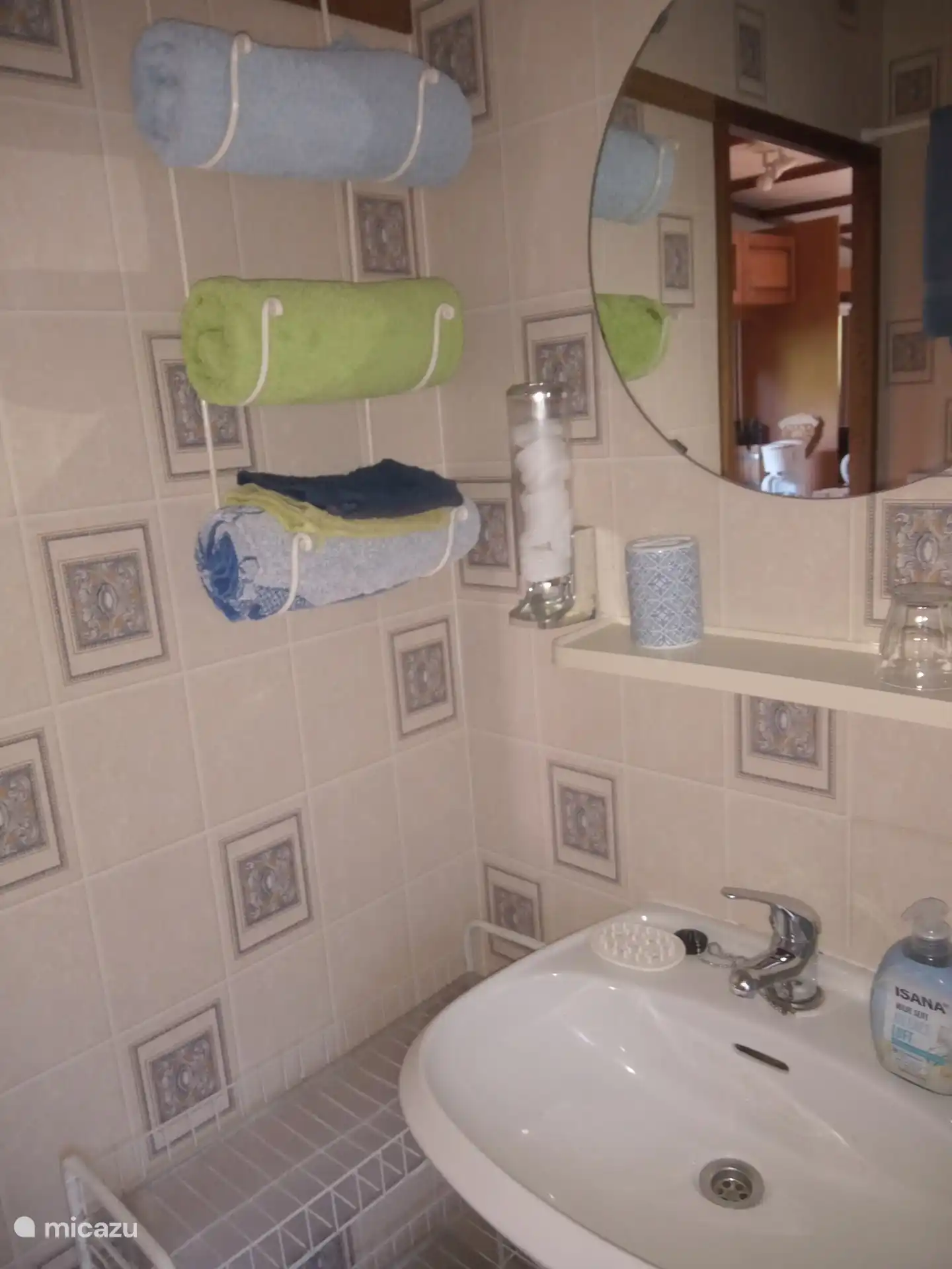 Bad und Bettwäsche werden in ausreichender Menge zur Verfügung gestellt