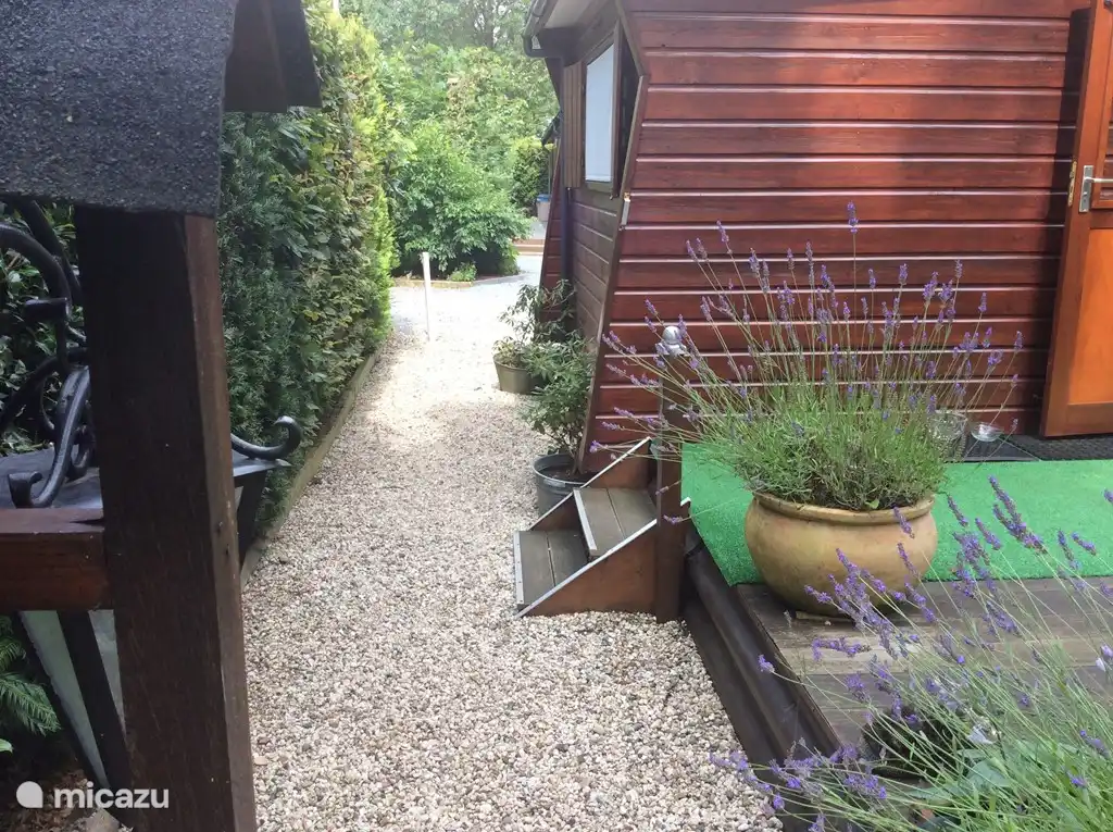 Bei Dunkelheit ist der Eingang gut beleuchtet