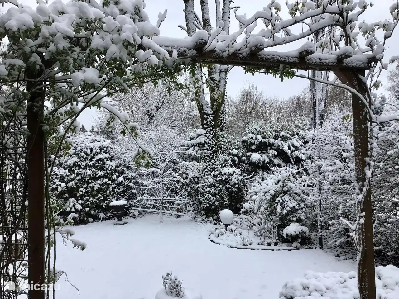 Ein Märchengarten nach einem Schneesturm