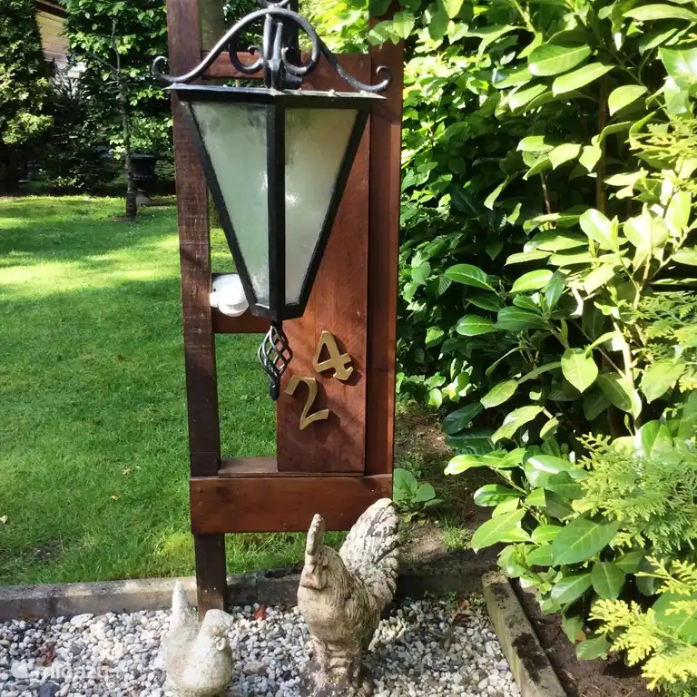 Wyandotte I. Viel Privatsphäre durch privaten Garten. Der Garten grenzt direkt an den Wald. Vögel, Eichhörnchen und Hasen besuchen Sie jeden Tag. Tipp: Bringen Sie ein Glas Erdnussbutter mit, sie lieben es.
Ausflüge zum Burgers Zoo, zum Freilichtmuseum, Nat. Park Hooge Veluwe, Airborn Museum, alles mit dem Fahrrad erreichbar.