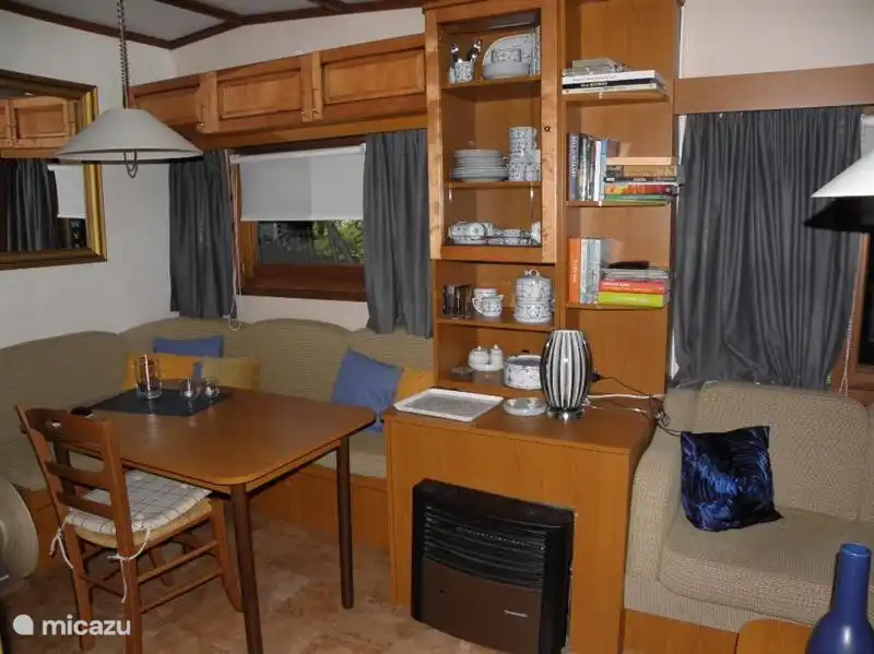 Wyandotte I. Geräumige Sofas, Fernseher, WLAN, Bücher und Zeitschriften, Informationsmappe mit Tipps für unterhaltsame Ausflüge, Rad- und Wanderkarten; separater Essbereich