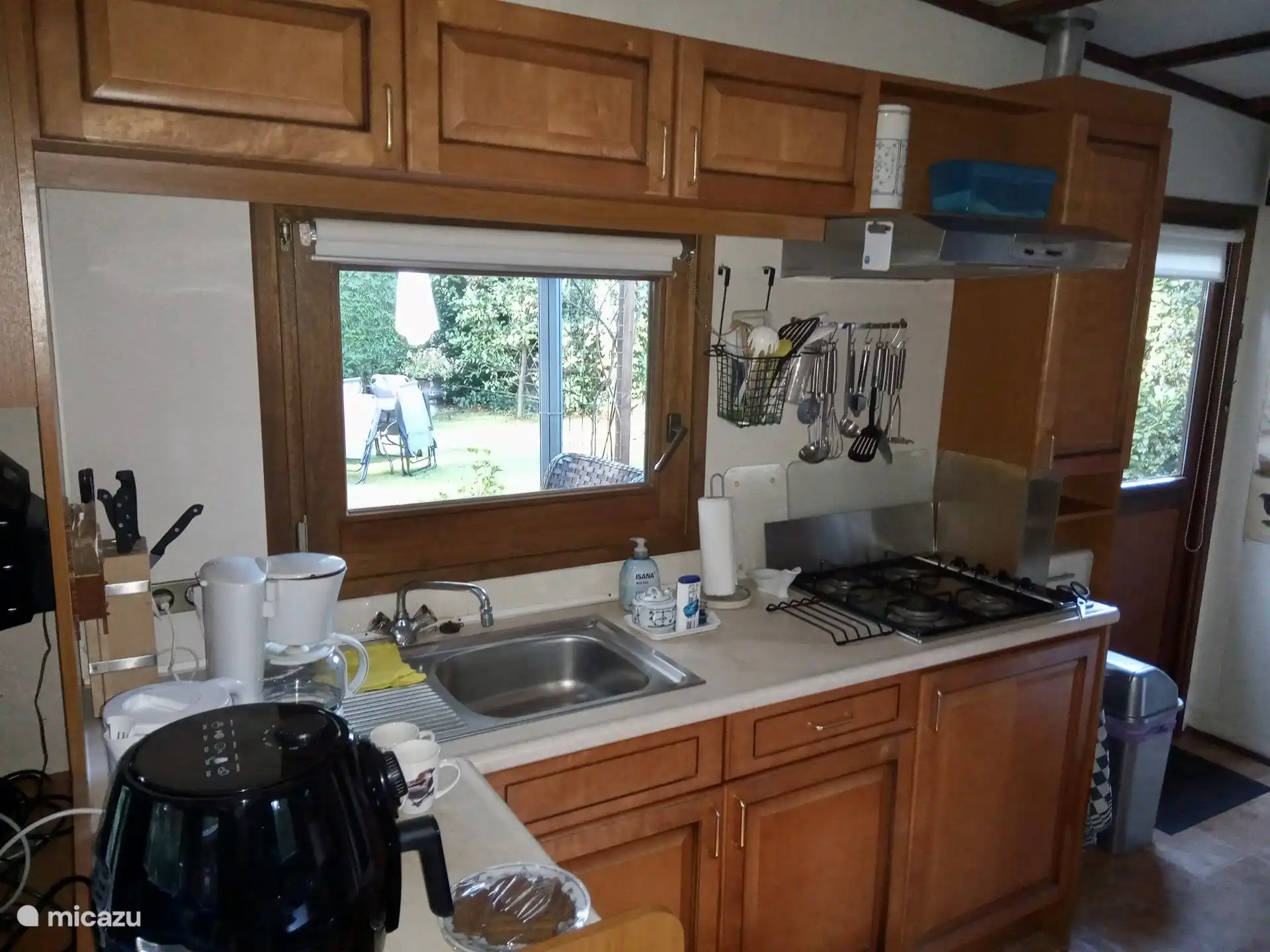 Küche mit Backofen, Heißluftfritteuse, Mikrowelle, Wasserkocher, verschiedene Geräte zum Zubereiten von Foffiebte. Für jeden etwas dabei