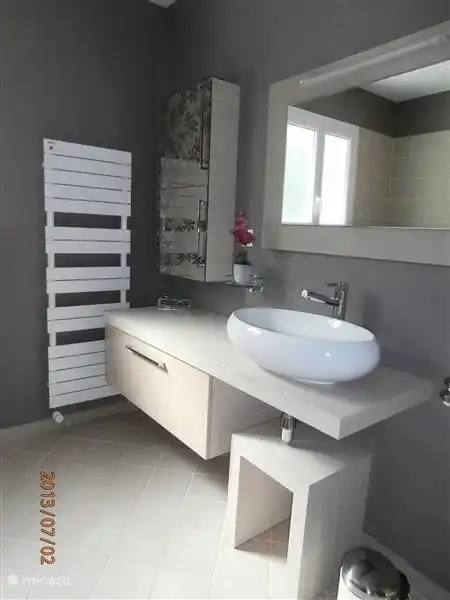 Design Badezimmer mit Dusche und Badewanne