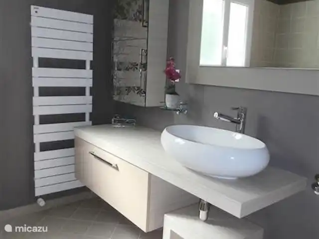 Le Repo en Francia, Dordoña, Cazals  - villa Baño de diseño con ducha y bañera.