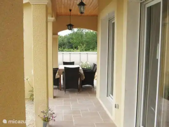 Sie können draußen auf der Terrasse essen.