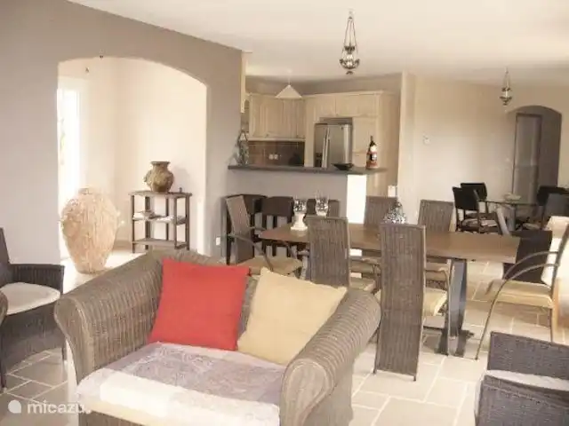 Le Repo en Francia, Dordoña, Cazals  - villa Amplio salón con salón, comedor, segundo comedor y cocina americana abierta con todos los electrodomésticos y barra