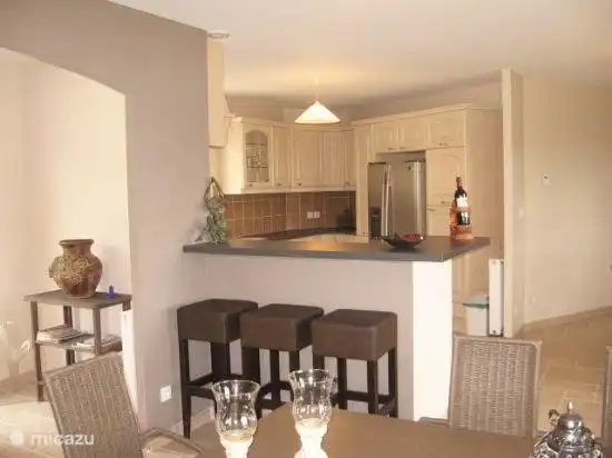 Wohnzimmer mit offener Küche