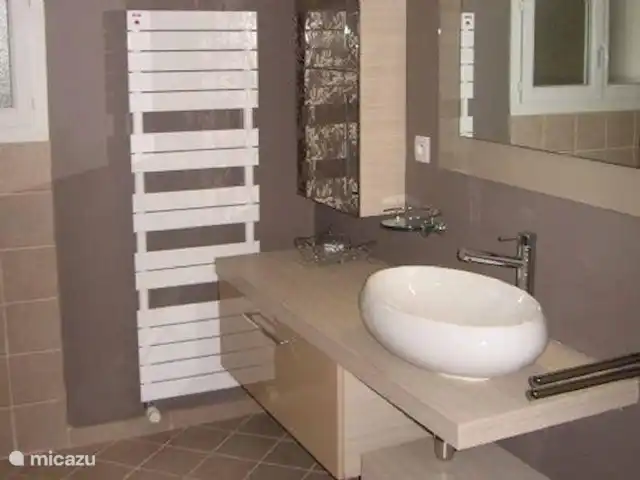 Le Repo en Francia, Dordoña, Cazals  - villa Baño 2: Baño de diseño con ducha y bañera.