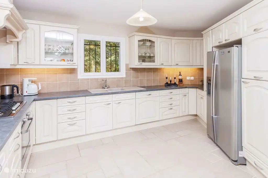 Sehr komfortable Küche mit Geschirrspüler, Backofen, Mikrowelle, amerikanischem Kühlschrank und Gasherd.