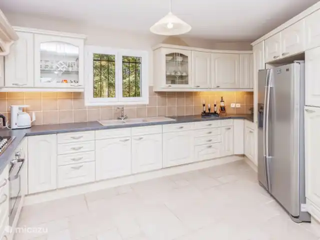 Le Repo en Francia, Dordoña, Cazals  - villa Cocina muy cómoda con lavavajillas, horno, microondas, heladera americana y cocina a gas.