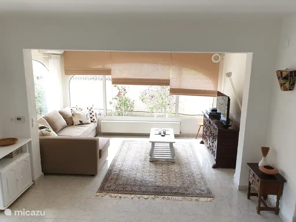 Acogedor y espacioso salón amueblado con TV vía satélite con canales en holandés, inglés, alemán, francés y español. También equipado con reproductor de DVD y, por supuesto, aire acondicionado y calefacción central.