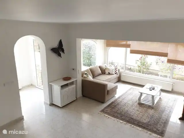 El viaje de la MARIPOSA, San Jaime huren in Spanje, Costa Blanca, Moraira - villa Ruime woonkamer met diverse leesboeken, informatieve boeken over de regio en een aantal gezelschapsspellen.