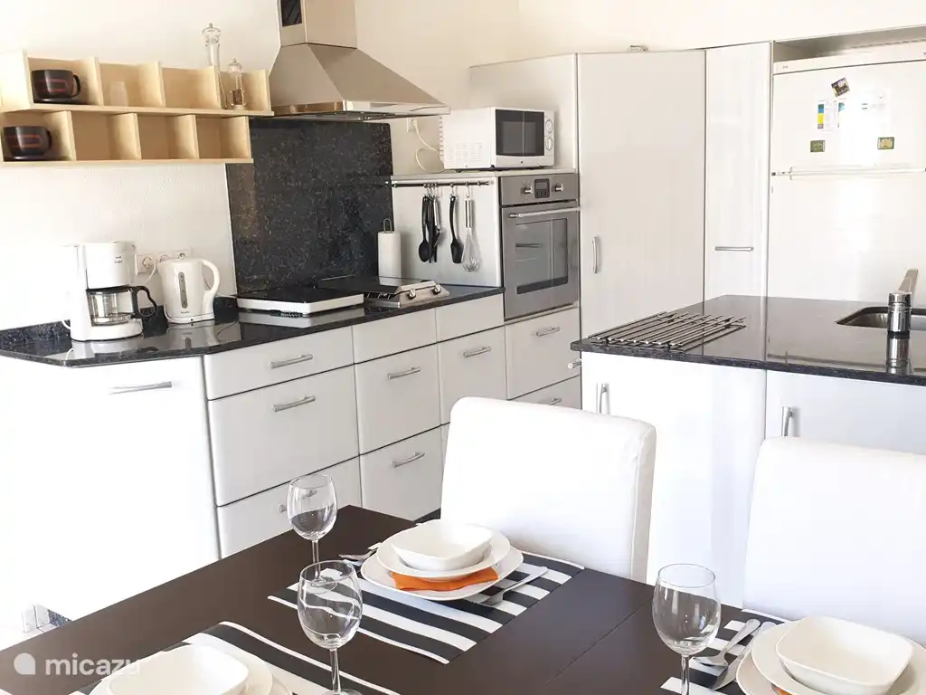 Amplia cocina con comedor para 4-8 personas (mesa extensible). La cocina tiene su propio aire acondicionado y calefacción central.