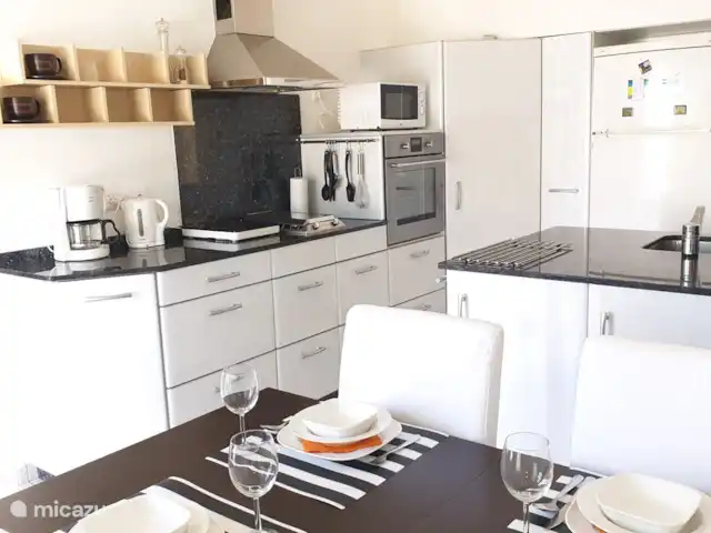 El viaje de la MARIPOSA, San Jaime huren in Spanje, Costa Blanca, Moraira - villa Ruime keuken met een eethoek die geschikt is voor 4-8 personen (tafel uitschuifbaar). De woonkeuken is voorzien van eigen airco en CV.