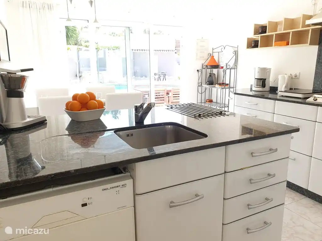 Isla de cocina con lavavajillas