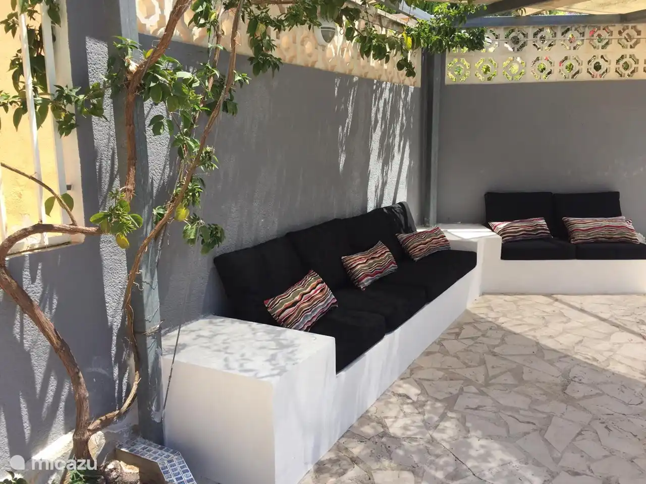 Amplia sala de estar de lujo con área sombreada