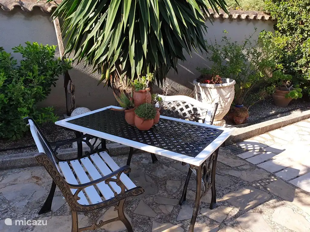 Acogedora sala de estar en el jardín