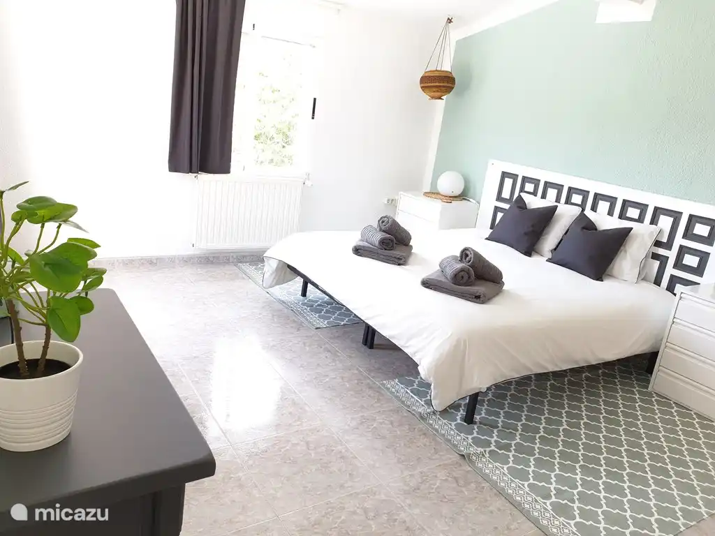 Dormitorio principal (cama 180x200cm) con balcón privado y baño privado. También está equipado con aire acondicionado, calefacción central y un amplio armario.