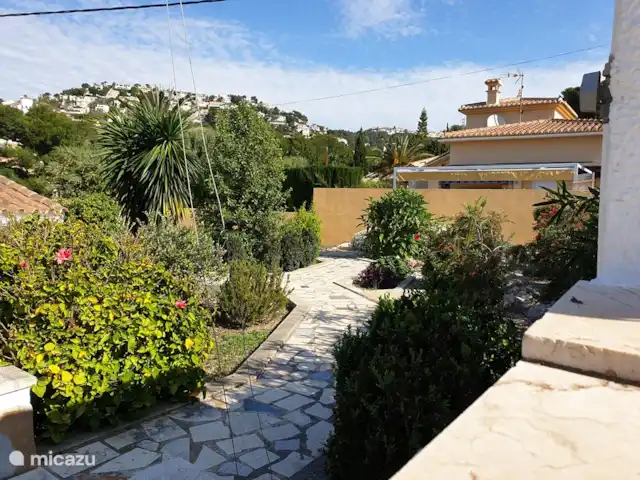 El viaje de la MARIPOSA, San Jaime huren in Spanje, Costa Blanca, Moraira - villa Voor-/boventuin met mediterrane beplanting die de lagergelegen tuin en het zwembad volledig aan het straatbeeld onttrekt en de heerlijke privacy creëert.