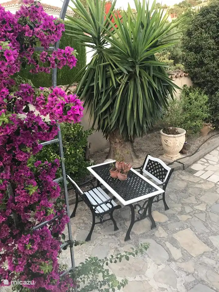 Acogedora sala de estar en el jardín