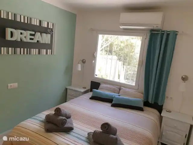 El viaje de la MARIPOSA, San Jaime huren in Spanje, Costa Blanca, Moraira - villa Tweepersoonsslaapkamer op de begane grond (bed 160x200cm). Voorzien van airco, CV en ruime garderodekast.