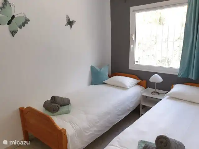 El viaje de la MARIPOSA, San Jaime huren in Spanje, Costa Blanca, Moraira - villa Slaapkamer met 2 eenpersoonsbedden op de begane grond (ieder 90x200cm), eventueel tegen elkaar aan te schuiven. Voorzien van airco, CV en ruime garderobekast.