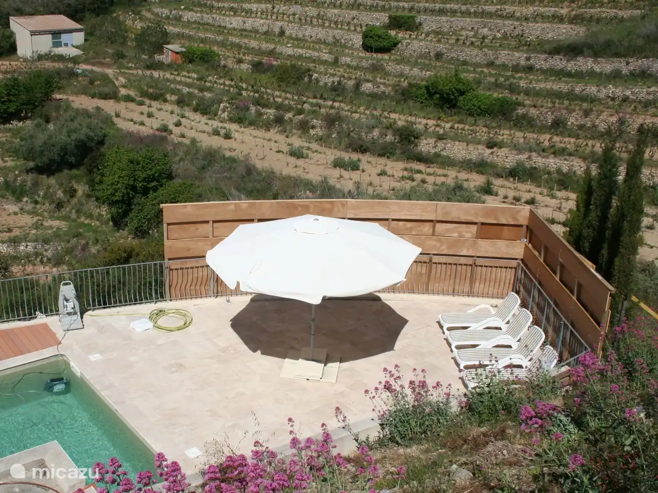 Recentelijk is rond één van de zwembad terrassen een 'abri mistral' geïnstalleerd, zodat je bij elke windsterkte en temperatuur in de zon kunt zitten.