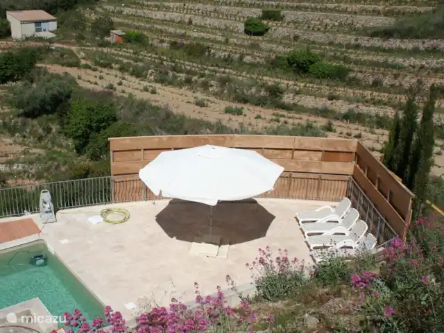 Spacieuse, très spacieuse villa Lou Paradou | France, Côte d'Azur, Bandol - villa Un « abri mistral » a récemment été installé autour de l'une des terrasses de la piscine, afin que vous puissiez vous asseoir au soleil quelle que soit la force du vent et la température.