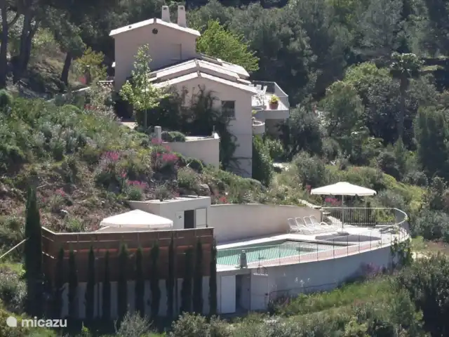 Spacieuse, très spacieuse villa Lou Paradou | France, Côte d'Azur, Bandol - villa La piscine est à côté de la villa.