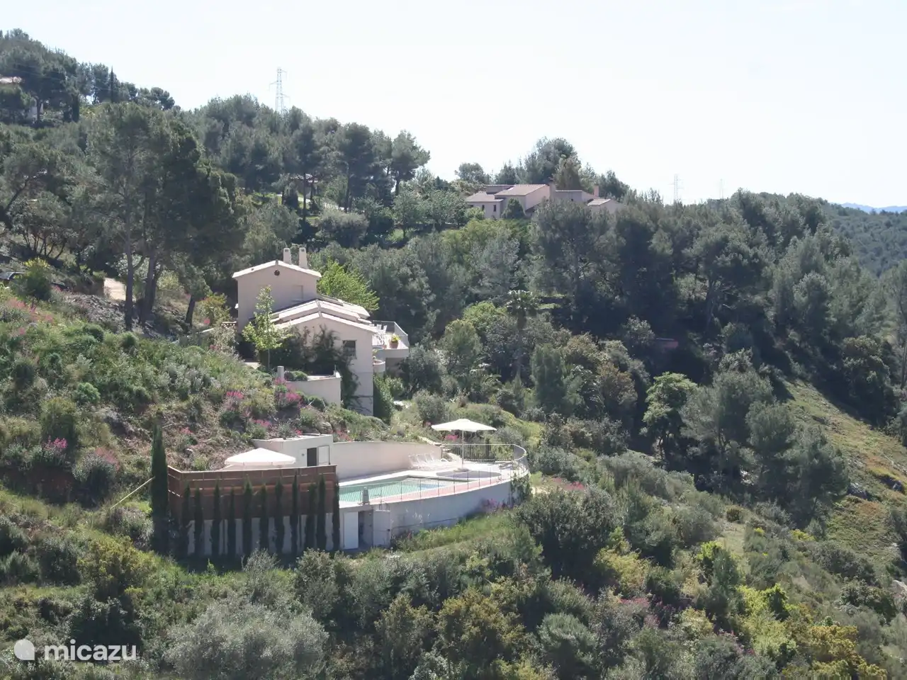Op het grote eigen terrein liggen villa en zwembad geheel vrij.