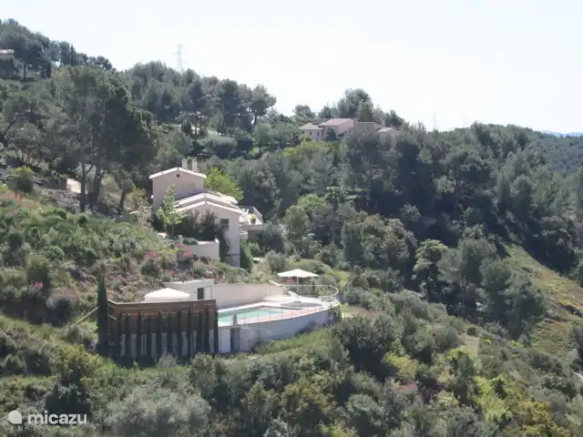 Spacieuse, très spacieuse villa Lou Paradou | France, Côte d'Azur, Bandol - villa La villa et la piscine sont entièrement libres sur le grand terrain privé.