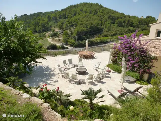 Spacieuse, très spacieuse villa Lou Paradou | France, Côte d'Azur, Bandol - villa Vue d'ensemble de la grande terrasse, avec un cercle de boisson et une table à manger ronde pour 12 personnes.