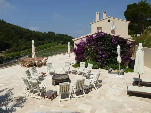 Spacieuse, très spacieuse villa Lou Paradou | France, Côte d'Azur, Bandol - villa Sur la terrasse - contre le grand bougainvillier - se trouve un bac à sable avec son propre parasol.