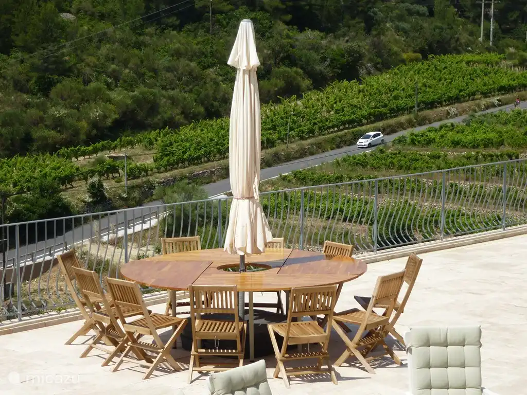 Der runde Tisch mit dem Tal im Hintergrund.