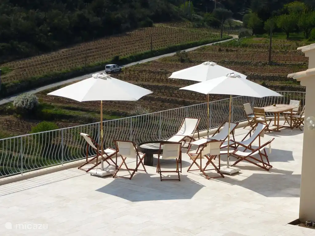 Viel Platz auf der Terrasse, auch für diese Liegen.