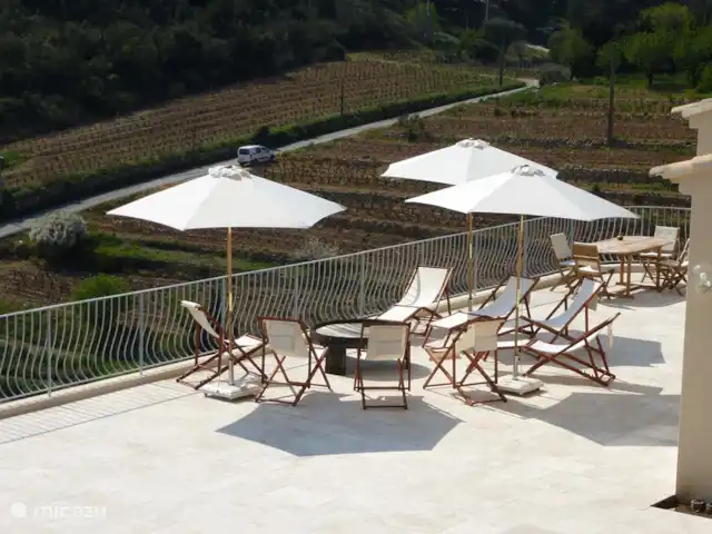 Spacieuse, très spacieuse villa Lou Paradou | France, Côte d'Azur, Bandol - villa Beaucoup d'espace sur la terrasse, également pour ces transats.