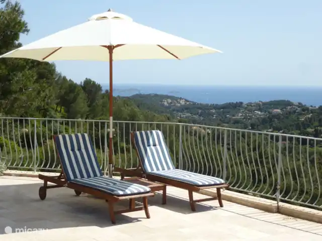 Spacieuse, très spacieuse villa Lou Paradou | France, Côte d'Azur, Bandol - villa Sur la grande terrasse, il y a quatre transats (comme celui-ci), 12 chaises cocktail et 4 parasols. En outre, 12 chaises de plage sont disponibles.