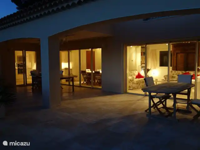 Spacieuse, très spacieuse villa Lou Paradou | France, Côte d'Azur, Bandol - villa La terrasse primitive couverte la nuit. A droite les deux grandes portes coulissantes de 4 mètres de large vers le Séjour. Ces portes coulissantes s'ouvrent complètement (elles disparaissent dans le mur). A gauche les portes coulissantes de la cuisine.