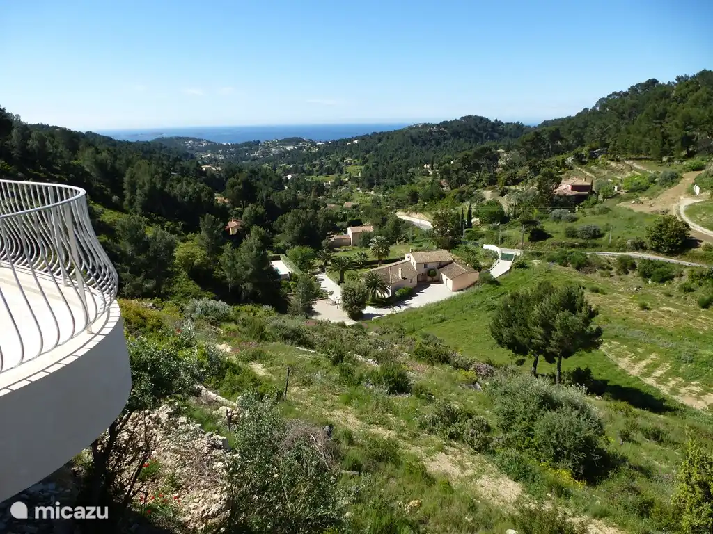 Blick von der Terrasse über das Tal nach Süden. Im Hintergrund das Meer.