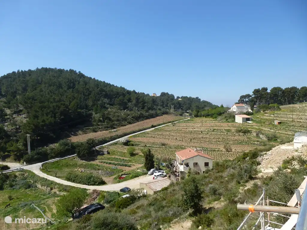 Von der gleichen Stelle auf der Terrasse in Richtung Westen über das Tal.