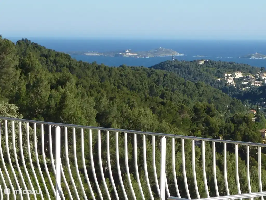 Zwei Fotos, die zusammen einen guten Eindruck von der schönen Aussicht von der Terrasse am Meer nach Süden vermitteln.